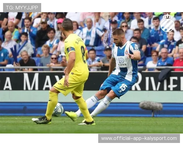 辽宁铁人瓦吉奇禁区内抢位，头球攻门被门将摘下